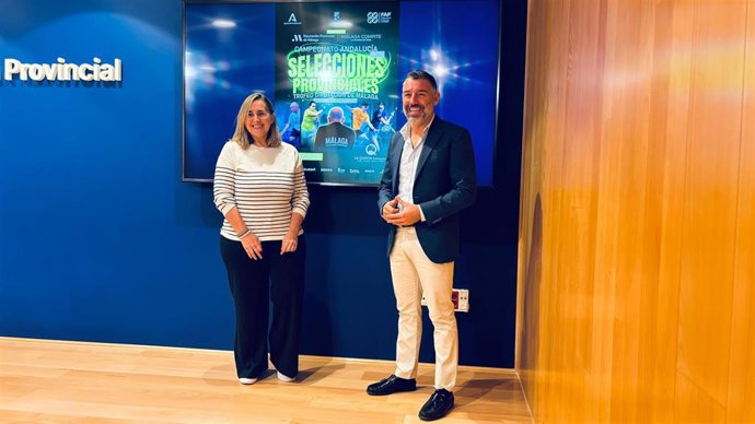 El vicepresidente y diputado de Deportes de la Diputación y concejal de Antequera, Juan Rosas, junto a la vicepresidenta de Competición de la Federación Andaluza de Pádel, Nayra Ramírez