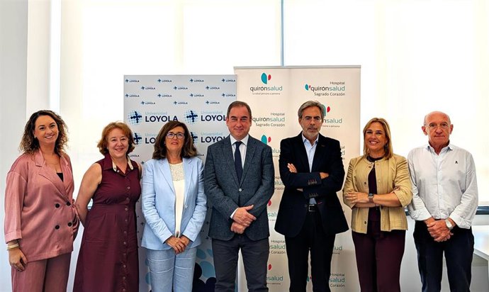 Foto de familia de responsables de la Universidad Loyola