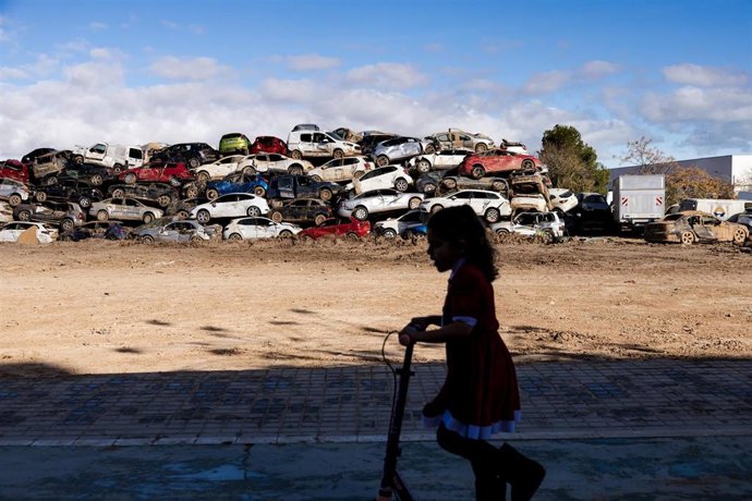 Archivo - Una niña monta en patinete, a 25 de diciembre de 2024, en Sedaví, Valencia