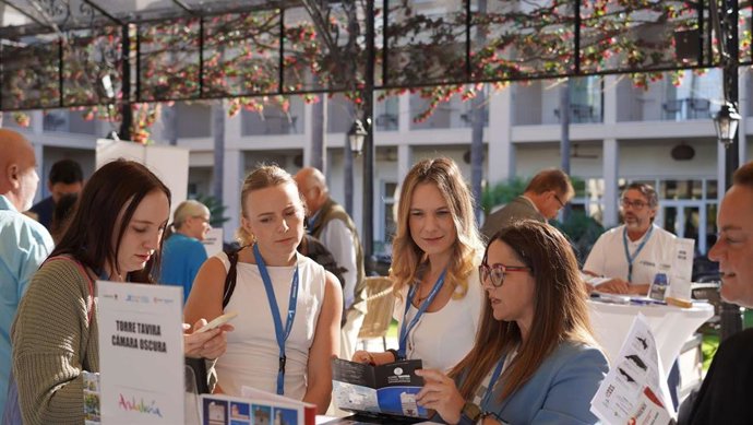 Personal de agencias de viaje alemanas en la primera edición del Discover Airlines Counter Impulse 2026 que se celebra esta semana en Chiclana de la Frontera, en la provincia de Cádiz.