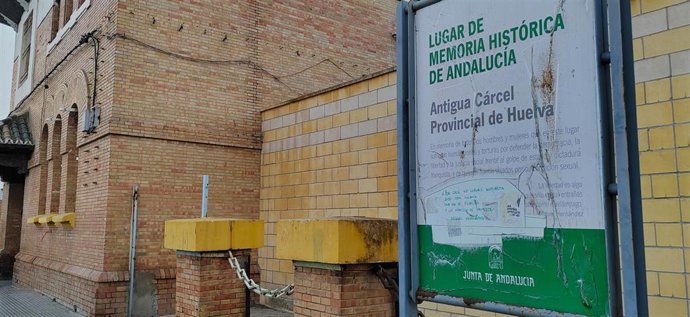 Archivo - Cartel que recuerda que la antigua cárcel de Huelva es lugar de Memoria Histórica.