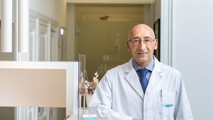 El Dr. Manuel Salvador advierte de los casos de cáncer de mama en mujeres menores de 50 años