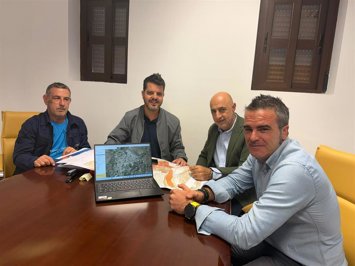 Los responsables de e-distribución, la filial de Redes de Endesa se han reunido con el alcalde de Ugíjar (Granada), Federico López Maldonado, para presentarle el plan de refuerzo de redes.