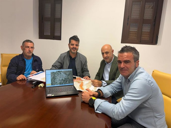 Los responsables de e-distribución, la filial de Redes de Endesa se han reunido con el alcalde de Ugíjar (Granada), Federico López Maldonado, para presentarle el plan de refuerzo de redes.