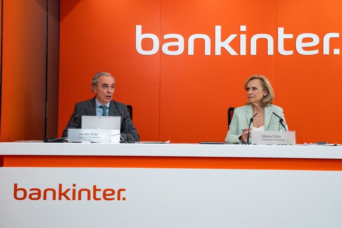 Archivo - La consejera delegada de Bankinter, Gloria Ortiz, y el director financiero de Bankinter, Jacobo Diaz.