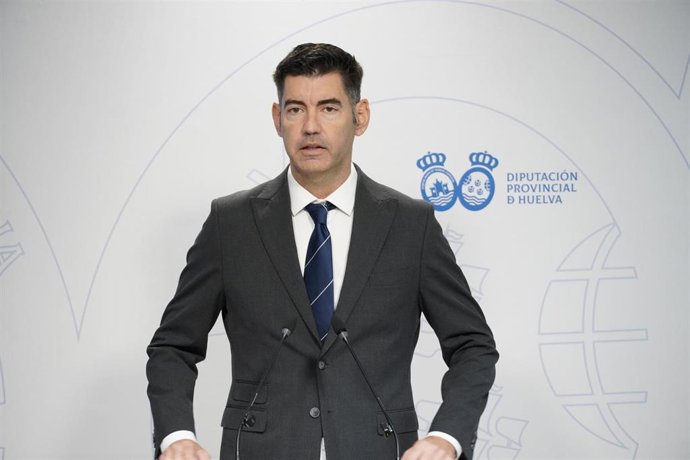 El vicepresidente de la Diputación de Huelva y diputado de Carreteras, Manuel Cayuela, este jueves en rueda de prensa.