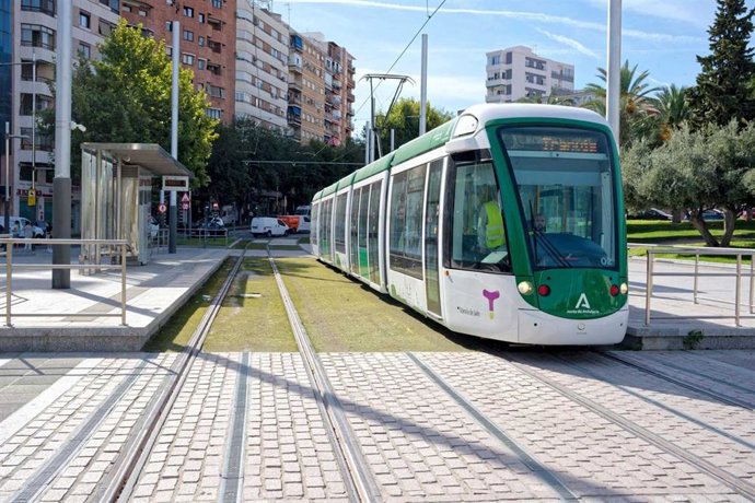 Una unidad del tranvía de Jaén circulando en pruebas.