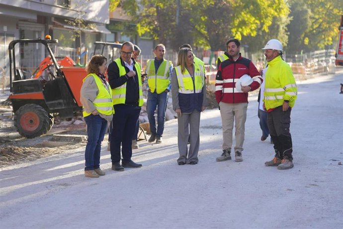 La alcaldesa de Granada, Marifrán Carazo, ha visitado las obras de la tercera fase de remodelación de la Carretera de Málaga, que alcanzan el 30% de ejecución y avanzan según lo previsto, con su finalización programada para marzo de 2027.