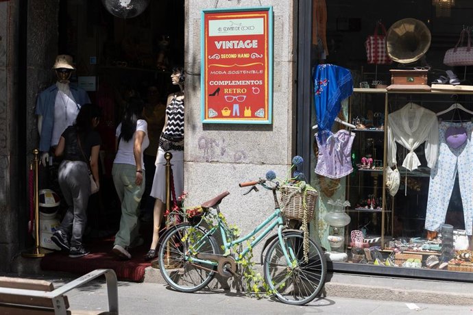 Archivo - Fachada de una tienda de ropa de segunda mano, a 28 de abril de 2026, en Madrid (España). 