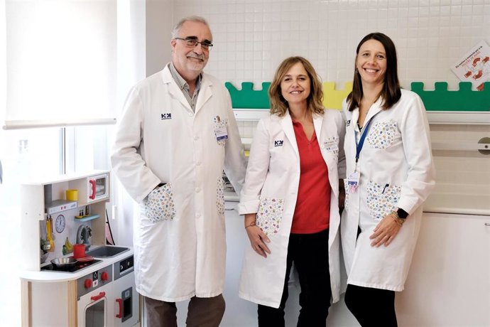Miguel Ángel Hernández (neuropediatra), Violeta Bittermann (pediatra, responsable de investigación en HM Hospitales Catalunya) y Silvia Fernández (psicóloga infantil)