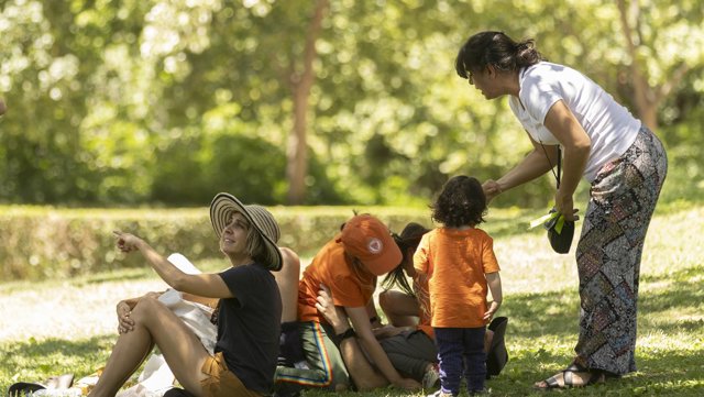 Archivo - Una familia en el parque de El Retiro.