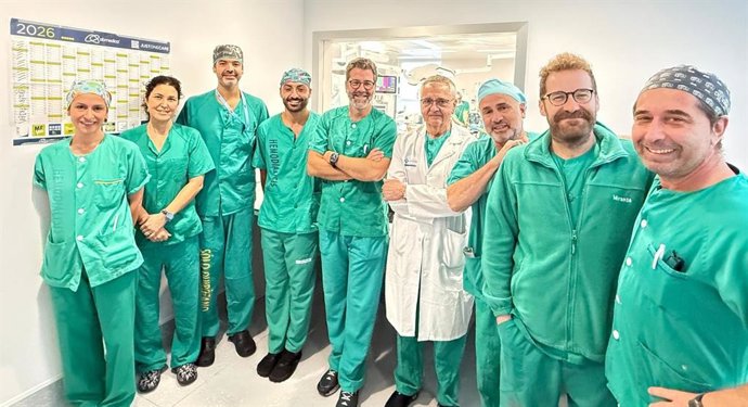 (De Izda A Dcha) El Equipo Que Participó En La Cirugía Robótica De Un Aneurisma En Gijón: Ana Bengoechea, Begoña Diaz, Sergio Fernández-Pello, Ignacio Varela, Lucas Álvarez, Manuel Vallina-Victorero, Luis Rodríguez, Pelayo Miranda Y Ricardo Rubio.