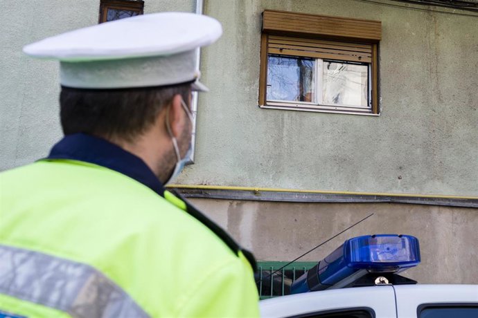 Archivo - Un policía de Rumanía en Timisoara (archivo)
