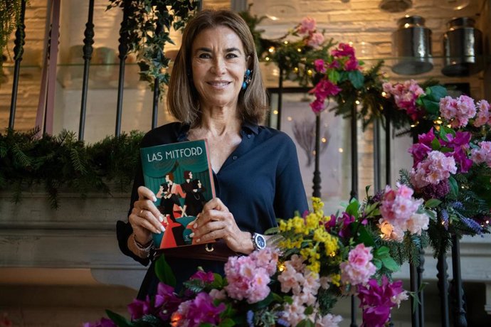 La escritora Carmen Posadas durante la presentación de su novela ‘Las Mitford’, en el Salón des Fleurs, a 22 de octubre de 2026, en Madrid (España). La novela está centrada en la vida de la aristocracia británica del siglo XX a través de la figura de Pame