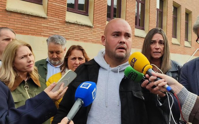 El presidente del comité de empresa de la Consejería de Hacienda, Hugo Baldajos, atiende a los medios.