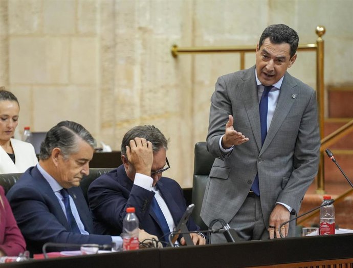 El presidente de la Junta de Andalucía, Juanma Moreno, interviene en la sesión de control al Gobierno en el Parlamento andaluz. A 22 de octubre de 2026 en Sevilla (Andalucía, España)