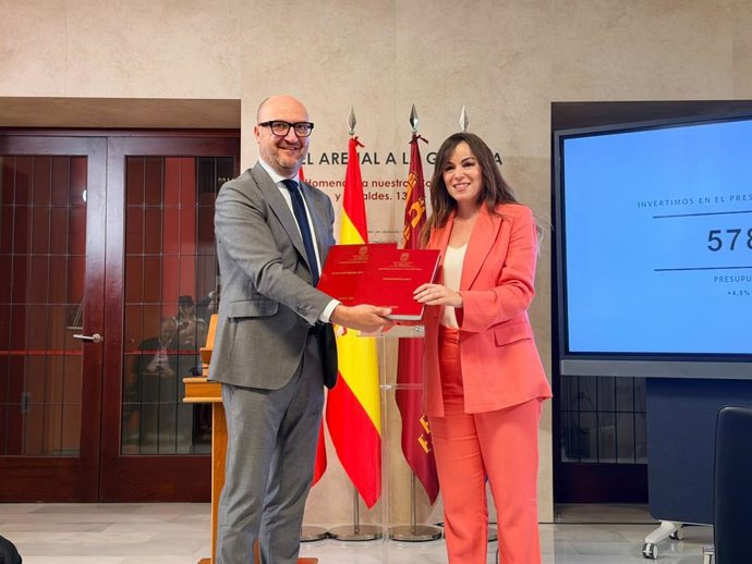 La alcaldesa de Murcia, Rebeca Pérez, y el portavoz del Gobierno local, José Francisco Muñoz, sostienen un ejemplar de los Presupuestos de 2027