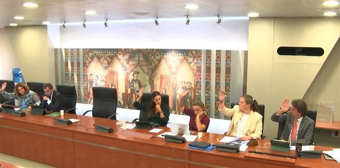 La Comisión de Sanidad y Política Social de la Asamblea Regional durante una votación