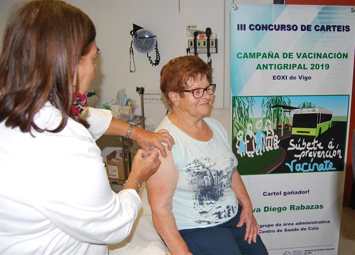 Archivo - Imagen de una persona siendo vacunada de la gripe.