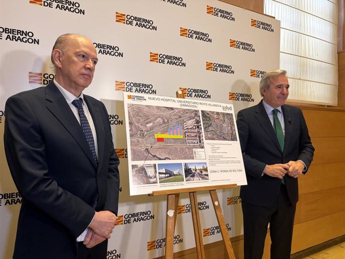 El consejero de Sanidad, Ángel Sanz, junto al presidente del Gobierno de Aragón, Jorge Azcón, presentan la nueva ubicación del Hospital Royo Villanova.