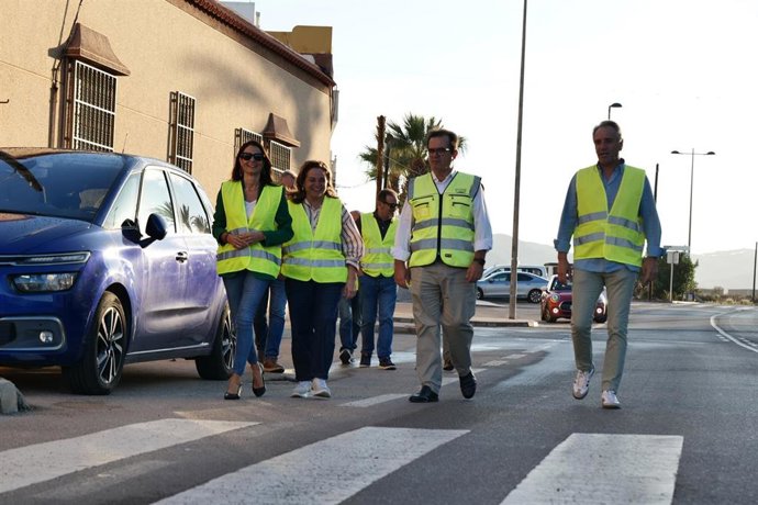 El diputado provincial de Fomento, Antonio Jesús Rodríguez, y los concejales del Ayuntamiento de Almería María del Mar García Lorca y Juan José Segura, durante la visita al inicio de las obras de mejora de la seguridad vial en el acceso a Cabo de Gata.