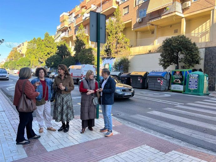 El grupo municipal socialista en una reunión con vecinos del entorno de la Carretera de la Sierra.