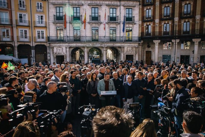 El presidente de Vox, Santiago Abascal, ofrece declaraciones a los medios en Burgos.