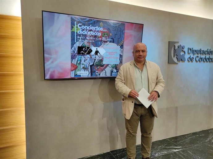 El delegado de Cultura, Gabriel Duque, presenta los Conciertos Didácticos.