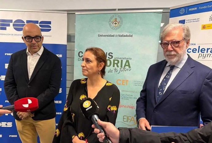 Joan Riera (i), Inés Ortega y Santiago Aparicio presentan las jornadas 'ConexiONE' en el Campus de Soria