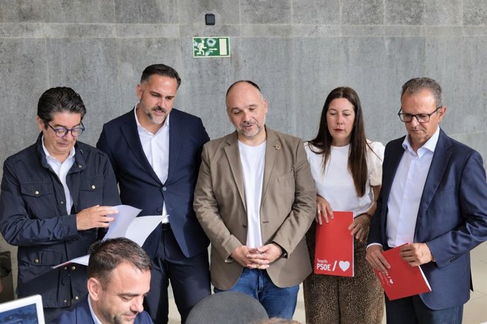 El cabeza de lista al Congreso, José Antonio Valbuena, junto a sus compañeros del PSOE, en el registro de candidaturas al Congreso
