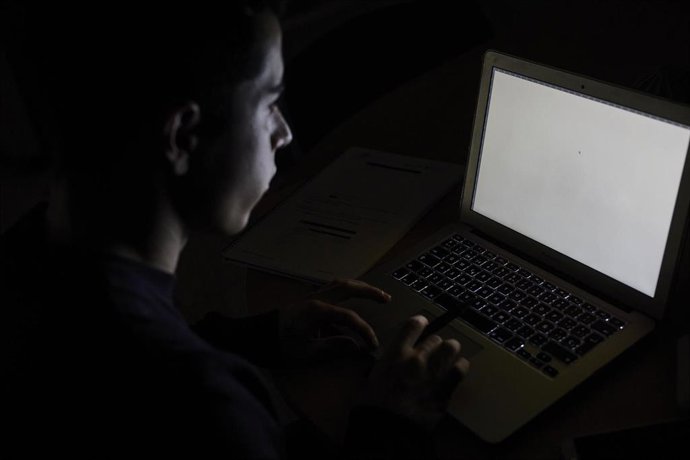 Archivo - Un estudiante utiliza el ordenador para realizar tareas en casa, en Madrid (España), a 12 de enero de 2021. 