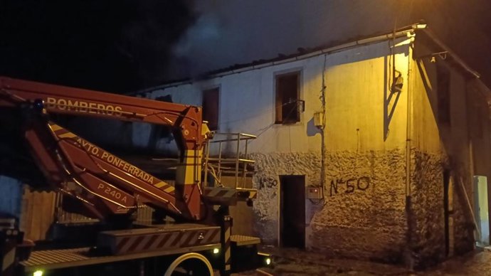 Vivienda afectada por el incendio en Toral de los Vados (León).