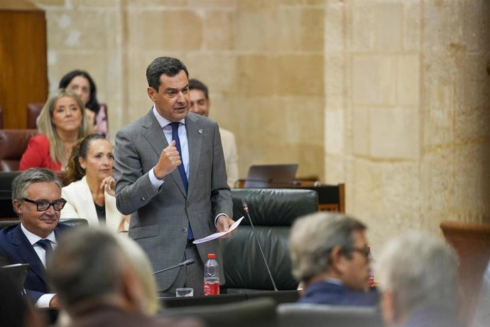 El presidente de la Junta de Andalucía, Juanma Moreno, responde a las preguntas de los grupos en la sesión de control al Gobierno. A 22 de octubre de 2026 en Sevilla (Andalucía, España). Juanma Moreno, ha anunciado en el pleno del Parlamento que el presup