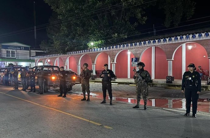 Agentes da Polícia Nacional Civil (PNC) da Guatemala mobilizados em uma operação de segurança