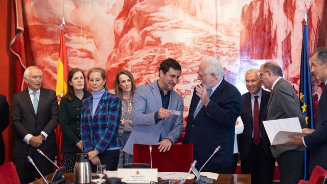 El exconseller y eurodiputado electo de Junts, Toni Comín, muestra su DNI en la sede de la Junta Electoral Central
