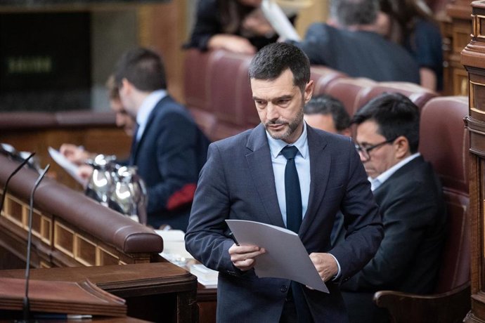 El ministro de Derechos Sociales, Consumo y Agenda 2030, Pablo Bustinduy, durante una sesión plenaria, en el Congreso de los Diputados, a 2 de octubre de 2026, en Madrid (España).