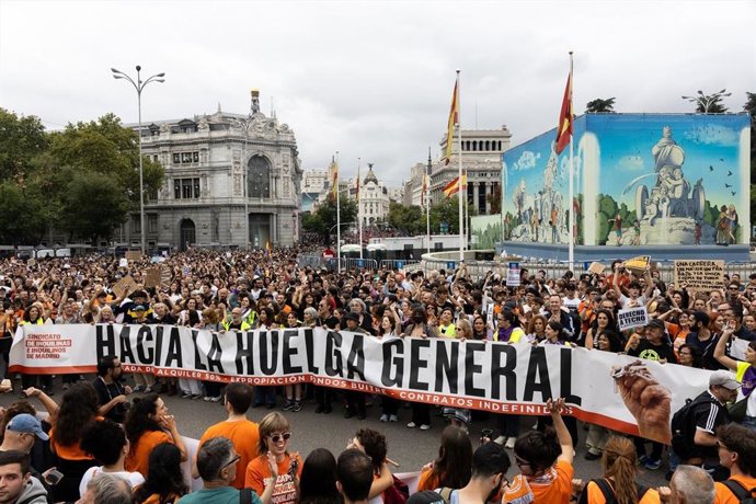 (Foto de ARCHIVO) Numerosas personas sostienen una pancarta con el lema 'Hacia la huelga general' durante la manifestación para exigir una reducción del precio de los alquileres de la vivienda