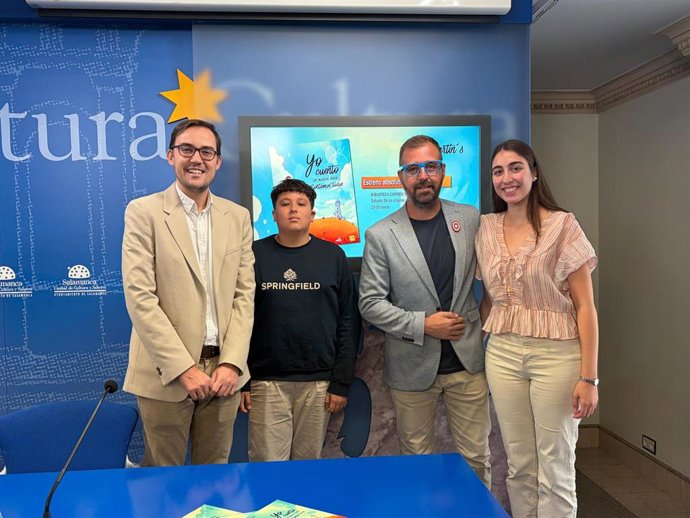 El concejal de Cultura, Ángel Fernández (i), y el actor salmantino Jesús Martín (2d), junto a dos jóvenes colaboradores.