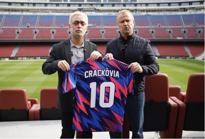 Los actores que interpretan al entrenador del Real Madrid, José Mourinho, y al del Barça, Hansi Flick, junto a una camiseta de 'Crackòvia'