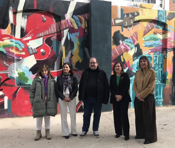 La consejera municipal de Cultura del Ayuntamiento de Zaragoza, Sara Fernández, la presidenta de la Junta de Distrito del Arrabal, Lola Ranera; y el presidente de la Asociación de Vecinos del Arrabal, Julio Tejedor, presentan Jazz al Margen