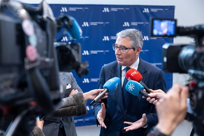 El presidente de la Diputación de Málaga, Francisco Salado, atiende a los medios.