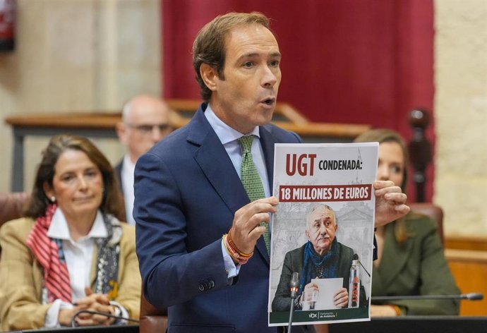 El portavoz del grupo parlamentario VOX en Andalucía, Javier Cortés, interviene en la sesión de control al Gobierno en el Parlamento andaluz. A 22 de octubre de 2026 en Sevilla (Andalucía, España). El portavoz de VOX en el Parlamento andaluz ha manifestad