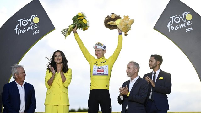 Archivo - El ciclista esloveno Tadej Pogacar celebra su quinta victoria en el Tour de Francia