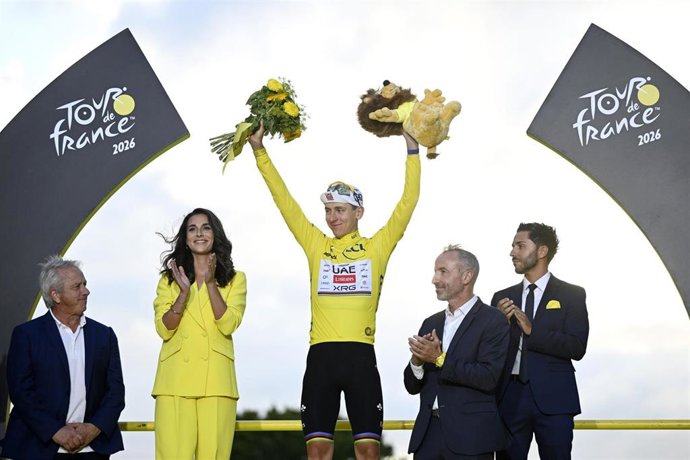 Archivo - El ciclista esloveno Tadej Pogacar celebra su quinta victoria en el Tour de Francia