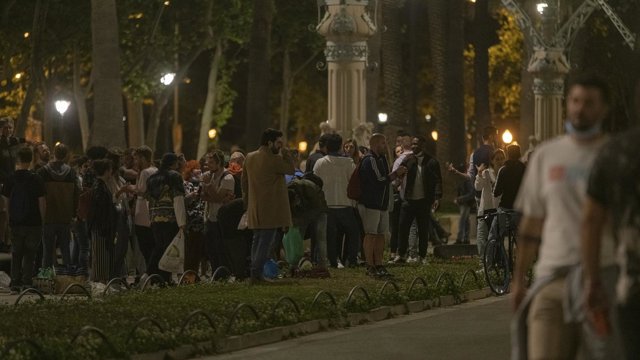 Archivo - Varias personas reunidas en un ambiente festivo en el Arco del Triunfo a 7 de mayo de 2021, en Barcelona (España).