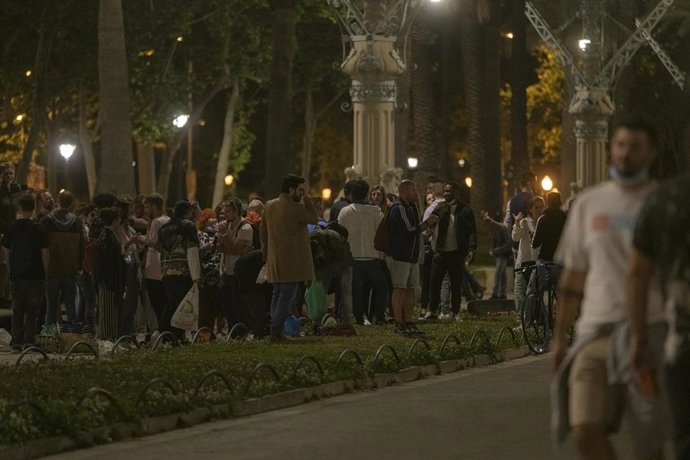 Archivo - Varias personas reunidas en un ambiente festivo en el Arco del Triunfo a 7 de mayo de 2021, en Barcelona (España). 