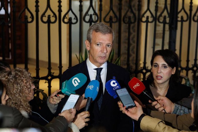 Rueda, acompañado de Lorenzana, atiende a los medios.