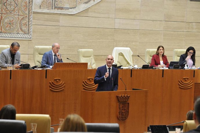 El portavoz del Grupo Parlamentario Popular en la Asamblea de Extremadura, José Ángel Sánchez Juliá, interviene en el pleno del parlamento autonómico