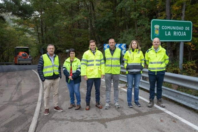 El consejero de Política Local, Infraestructuras y Lucha contra la Despoblación, Daniel Osés, acompañado de la directora general de Infraestructuras, Gema Álvarez, visita la actuación de refuerzo de firme que se está llevando a cabo en la carretera LR-333