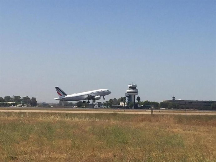 Archivo - Avión de Air France aterrizando en el aeropuerto sevillano de San Pablo